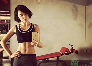 女生健身喝什么牛奶好？女生健身吃什么好？
