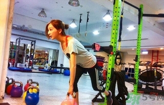 女生健身喝什么牛奶好？女生健身吃什么好？
