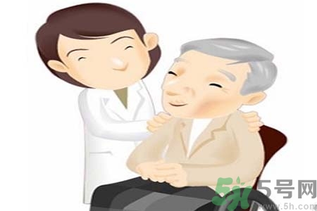 帕金森是發(fā)病原因？帕金森會引發(fā)什么疾?。?></p><h3>帕金森的發(fā)病原因</h3><p>帕金森病的確切病因至今未明。遺傳因素、環(huán)境因素、年齡老化、氧化應(yīng)激等均可能參與PD多巴胺能神經(jīng)元的變性死亡過程。</p><h4>年齡老化</h4><p>PD的發(fā)病率和患病率均隨年齡的增高而增加。PD多在60歲以上發(fā)病，這提示衰老與發(fā)病有關(guān)。資料表明隨年齡增長，正常成年人腦內(nèi)黑質(zhì)多巴胺能神經(jīng)元會漸進性減少。但65歲以上老年人中PD的患病率并不高，因此，年齡老化只是PD發(fā)病的危險因素之一。</p><p style=