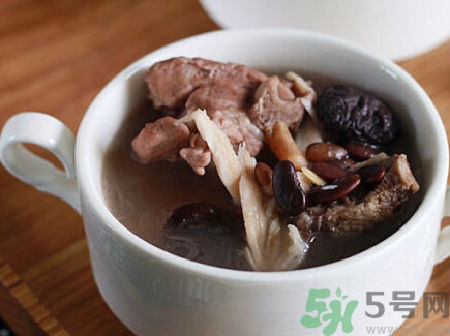 排骨湯可以放當歸嗎?排骨湯加當歸的功效與作用 排骨湯可以放當歸嗎?排骨湯加當歸的功效與作用