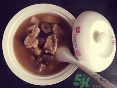 排骨湯可以放當歸嗎?排骨湯加當歸的功效與作用 排骨湯可以放當歸嗎?排骨湯加當歸的功效與作用