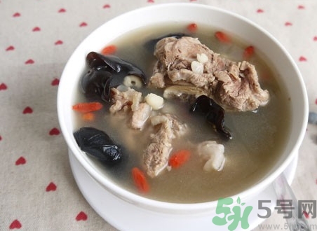 排骨湯可以放當歸嗎?排骨湯加當歸的功效與作用 排骨湯可以放當歸嗎?排骨湯加當歸的功效與作用