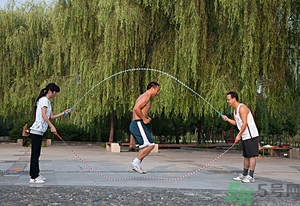 跳繩減肥快還是跑步減肥快？跳繩減肥最佳時間是什么時候？