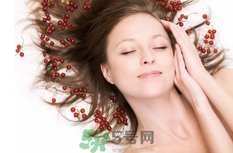 心腦血管病人吃什么食物好？如何預(yù)防心腦血管疾?。?></p><h3>心腦血管病人吃什么好</h3><h5>1. 常喝蘋果汁會(huì)降低心臟病的患病率。這是因?yàn)樘O果汁中的抗氧化劑有利于心臟的健康運(yùn)轉(zhuǎn)。</h5><h5>2. 少食 就是限制進(jìn)食的數(shù)量和種類，少食用高脂肪和高膽固醇食物，如油類、肥肉類食品，動(dòng)物內(nèi)臟，少鹽 吃鹽過(guò)多，會(huì)導(dǎo)致鈉水潴留，增加血容量，加重心臟負(fù)擔(dān)。</h5><h5>3. 多補(bǔ)充膳食纖維素，纖維素主要存在于蔬菜中，以竹筍、梅干菜、芹菜、韭菜為代表，糧食作物中以黃豆、燕麥含量較多，如每天攝入26克纖維素，就可降低女性患心臟病的危險(xiǎn)，同時(shí)心肌梗塞的危險(xiǎn)也相對(duì)降低。多補(bǔ)充維生素，葉蔬菜中富含維生素C；肉類、谷物、花生、酵母中富含維生素PP；油脂、豆類、蔬菜中富含維生素E。多補(bǔ)充微量元素，硒能保護(hù)心臟，防止病毒感染，是心臟的守護(hù)神。</h5><h5>4. 在對(duì)心臟有益的食物中，核桃排在首位。</h5><h5>對(duì)心臟有益的食物有:全麥、燕麥、糙米、扁豆、洋蔥、蒜頭、菇、茄子 。水果類：蘋果富含纖維物質(zhì)，可補(bǔ)充人體足夠的纖維質(zhì)，降低心臟病發(fā)病率，還可以減肥。 香蕉，鉀元素的含量很高，這對(duì)人的心臟和肌肉功能很有好處。櫻桃，能幫助人保護(hù)心臟健康 。黑莓，同等重量黑莓中纖維物質(zhì)的含量是其他水果的3倍多，對(duì)心臟健康有幫助。鵝肉和鴨肉的化學(xué)結(jié)構(gòu)很接近橄欖油，對(duì)心臟有好處，尤其是老人不妨適當(dāng)多吃點(diǎn)。雞肉是公認(rèn)的“蛋白質(zhì)的最佳來(lái)源”，老人、孩子更要及時(shí)補(bǔ)充。吃過(guò)肉記得喝鮮湯，最優(yōu)質(zhì)的湯非雞湯莫屬，特別是母雞湯，還有防治感冒、支氣管炎的作用，尤其是冬春季，也就是現(xiàn)在喝效果更好。</h5><h5>5. 心臟病患者,不宜吃含水量較多的西瓜等,以免增加心臟負(fù)擔(dān)。宜吃柿子、芒果、木瓜、桃子、香蕉、哈密瓜、草莓、奇異果、檸檬、石榴、桔子。這些水果都含有豐富的鉀，而鉀能防止體內(nèi)鈉的積蓄，從而可以預(yù)防高血壓等疾病。</h5><h3>心腦血管疾病如何預(yù)防<br/></h3><p style=