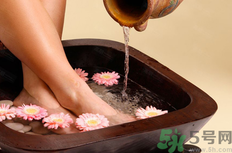 下雨天關(guān)節(jié)痛是怎么回事？下雨天關(guān)節(jié)疼痛是風(fēng)濕性關(guān)節(jié)炎嗎？