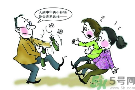 預(yù)防骨病的方法？秋季教你如何預(yù)防骨?。?></p><h4>常曬床墊可防頸椎腰椎病</h4><p>每天睡在潮濕的床墊上，等于“久臥濕地”，寒濕侵入體內(nèi)，就會(huì)加重病情，要注意經(jīng)常曬曬床墊。</p><h4>鮮核桃能補(bǔ)肝腎防骨病</h4><p>大量的臨床實(shí)踐證明，通過補(bǔ)肝腎的確能夠使人體的骨密度得以提高，增強(qiáng)椎間盤纖維環(huán)的彈性。核桃有“長(zhǎng)壽果”之稱，含有豐富的蛋白質(zhì)、脂肪、礦物質(zhì)和維生素。核桃仁能補(bǔ)腎助陽、補(bǔ)肺斂肺、潤(rùn)腸通便。鮮核桃含有的維生素e更加豐富，可以補(bǔ)肝腎，有骨科疾病的人可以適當(dāng)多吃。</p><p style=