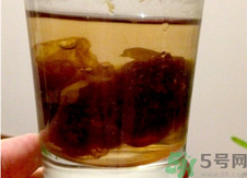胖大?？梢院途栈ㄒ黄鹋菟葐?？胖大海和菊花一起泡水喝的功效