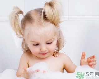 秋季嬰兒要每天洗澡嗎？秋季給嬰兒洗澡的正確步驟
