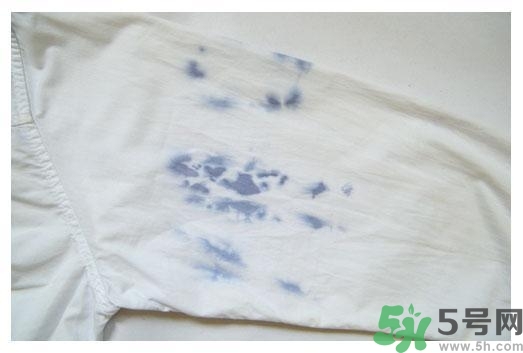 衣服長(zhǎng)黑點(diǎn)怎么洗掉？衣服上長(zhǎng)霉點(diǎn)怎么去除？