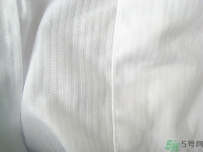 衣服長(zhǎng)黑點(diǎn)怎么洗掉？衣服上長(zhǎng)霉點(diǎn)怎么去除？