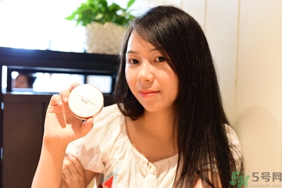 age20s粉底霜粉色和白色有什么區(qū)別？