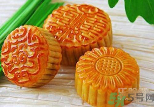 月餅裂開了是怎么回事？月餅開裂了可以吃嗎？