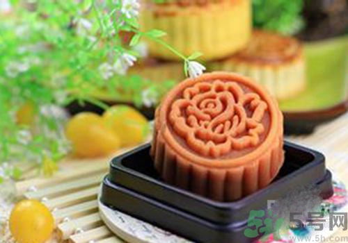 月餅裂開了是怎么回事？月餅開裂了可以吃嗎？
