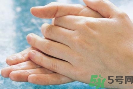 手指關(guān)節(jié)疼痛的原因是什么？手指關(guān)節(jié)痛如何治療？
