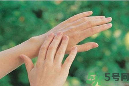 ?手指關(guān)節(jié)疼痛的危害？如何緩解手指關(guān)節(jié)疼痛？