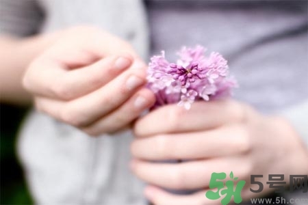 ?手指關(guān)節(jié)疼痛的危害？如何緩解手指關(guān)節(jié)疼痛？