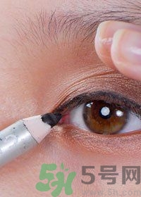 眼線怎么畫好看圖解？單眼皮怎么畫眼線好看？