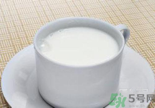 純牛奶為什么會結(jié)塊？結(jié)塊的純牛奶可以喝嗎？