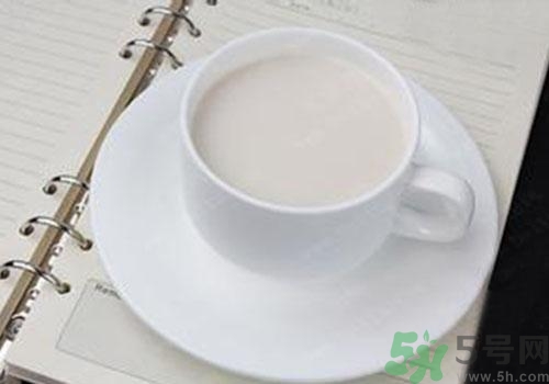 純牛奶和酸奶哪個營養(yǎng)更高？喝純牛奶好還是酸奶好？