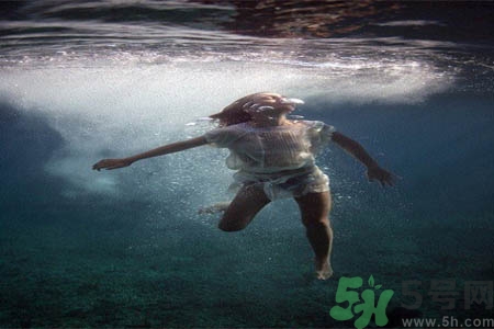 溺水怎么辦？溺水如何自救？