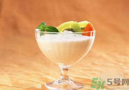 純牛奶和酸奶可以一起吃喝嗎？純牛奶和酸奶一起喝有什么好處？