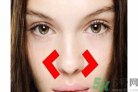 鼻子兩側(cè)長痘怎么辦？鼻子兩側(cè)長痘怎么回事？