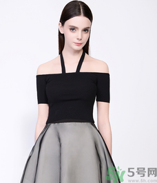 一字肩的衣服內(nèi)衣怎么穿？一字肩的衣服里面穿什么內(nèi)衣？