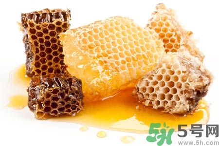 蜂蜜不能和什么一起吃？哪些人不能吃蜂蜜？