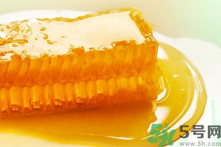 蜂蜜不能和什么一起吃？哪些人不能吃蜂蜜？