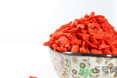 枸杞子泡酒可以壯陽(yáng)嗎？枸杞子泡酒有副作用嗎？