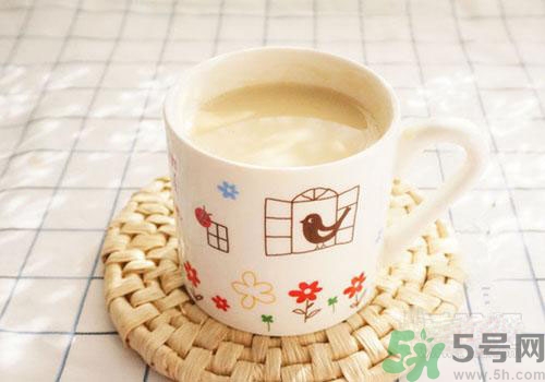 痛風(fēng)可以喝牛奶嗎？痛風(fēng)喝多少牛奶比較好？