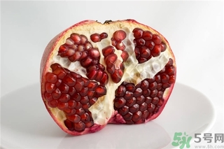 吃石榴手指發(fā)黃怎么辦？吃石榴手指變黑怎么辦？