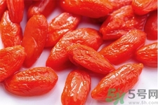 枸杞子泡水喝的功效有哪些？枸杞子泡水喝的害處有什么？