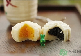 冰皮月餅是雪月餅嗎？冰皮月餅和雪月餅?zāi)膫€好吃？