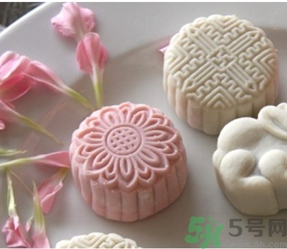 冰皮月餅是雪月餅嗎？冰皮月餅和雪月餅?zāi)膫€好吃？
