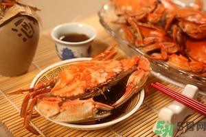 吃螃蟹可以喝紅酒嗎？吃螃蟹可以喝酒嗎？