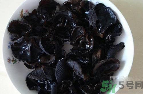 下巴長(zhǎng)痘是上火嗎？下巴長(zhǎng)痘吃什么好？