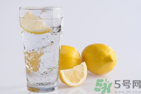 檸檬水能隔夜喝嗎？隔夜的檸檬水還能喝嗎？