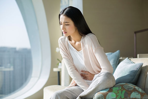 潰瘍性結(jié)腸炎肚子疼怎么辦？潰瘍性結(jié)腸炎是怎么引起的？