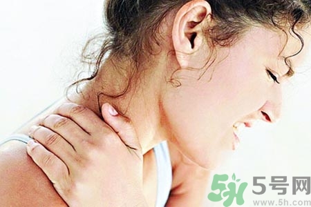落枕脖子疼怎么辦？落枕和頸椎病區(qū)別