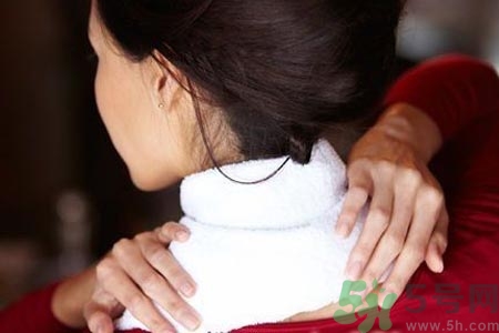 落枕脖子疼怎么辦？落枕和頸椎病區(qū)別