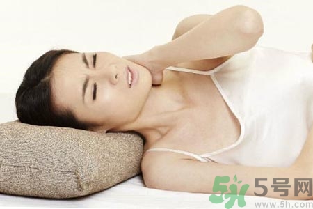 落枕脖子疼怎么辦？落枕和頸椎病區(qū)別