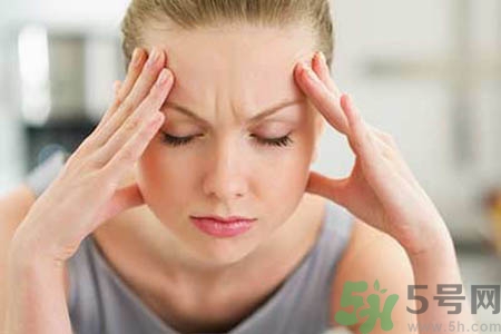 偏頭痛的原因是什么？女性偏頭痛的癥狀有哪些？