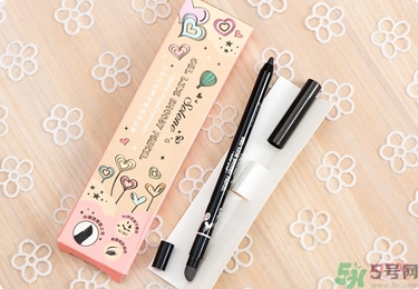 solone眼線筆怎么削？怎么推出來(lái)？