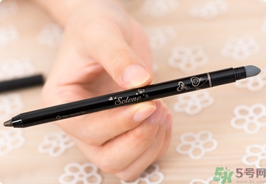 solone眼線筆怎么削？怎么推出來(lái)？