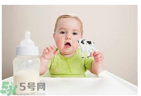 積食發(fā)燒可以喝牛奶嗎？積食發(fā)燒可以喝酸奶嗎？
