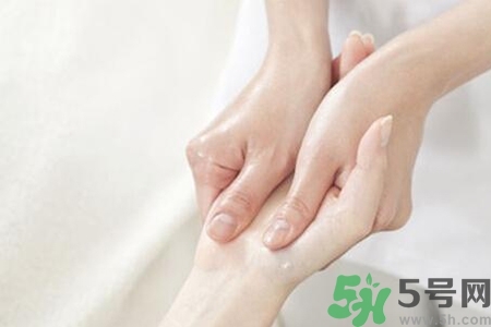 手干裂怎么回事？手干裂怎么治療？