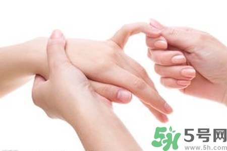 手干裂可以吃維生素嗎？手干裂吃什么樣的維生素？