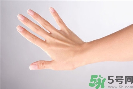 手干裂口子怎么回事？手干裂口子怎么辦？