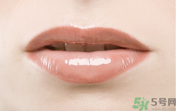 嘴唇發(fā)白是什么原因？嘴唇發(fā)白怎么調(diào)理女人
